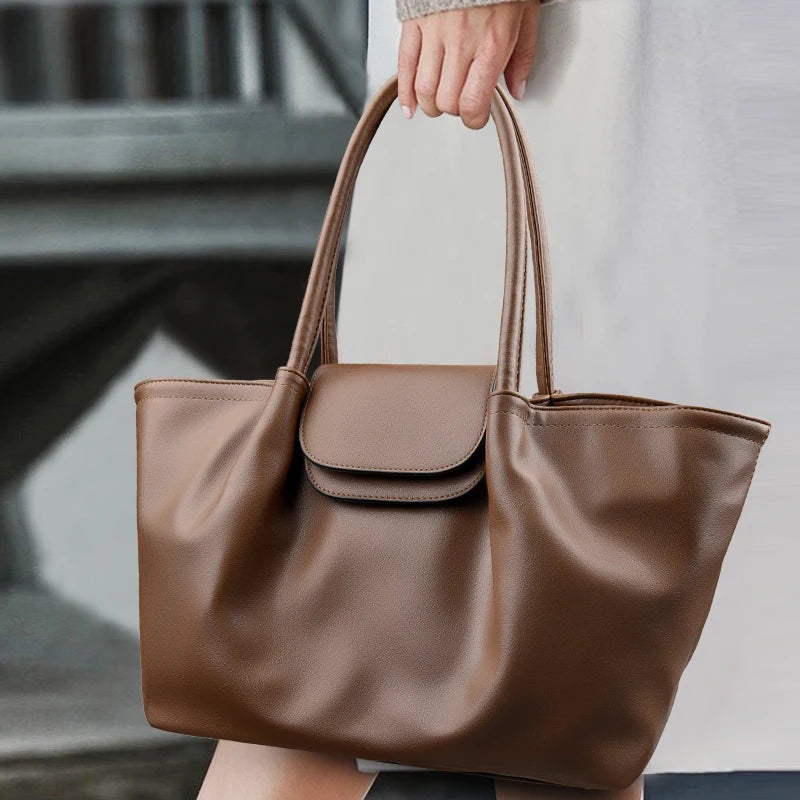The new tote bag is a soft leather women's bag with a European and American style, featuring a simple design and large capacity