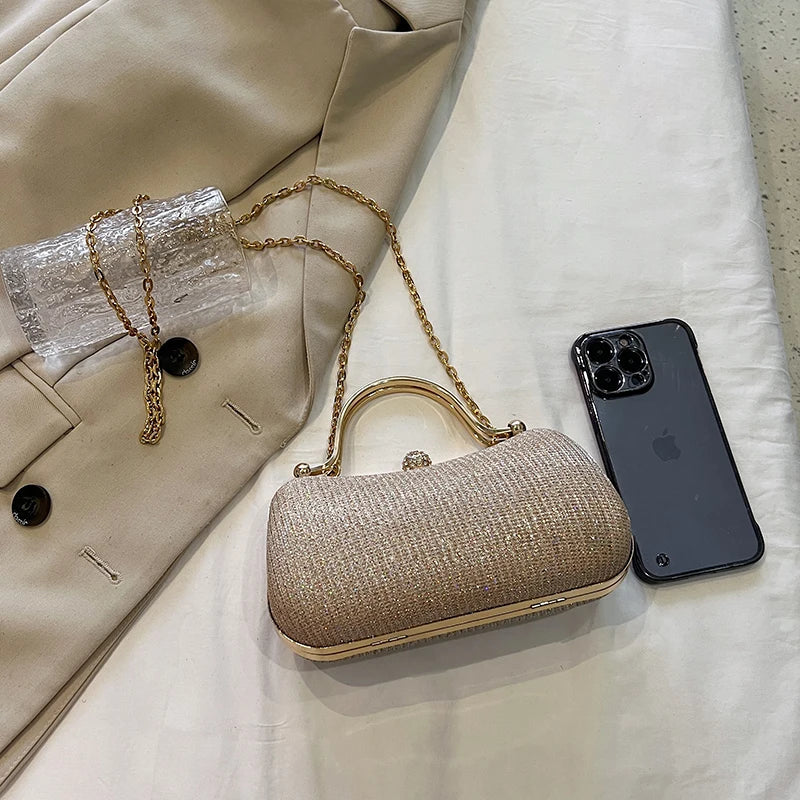 Evening party bags: This year, there is a trend for sophisticated and feminine women's bags. There are simple buttoned small bag